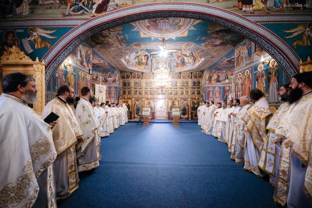 Resfinţire de biserică şi sfinţire de paraclis la Bucşoaia, Frasin