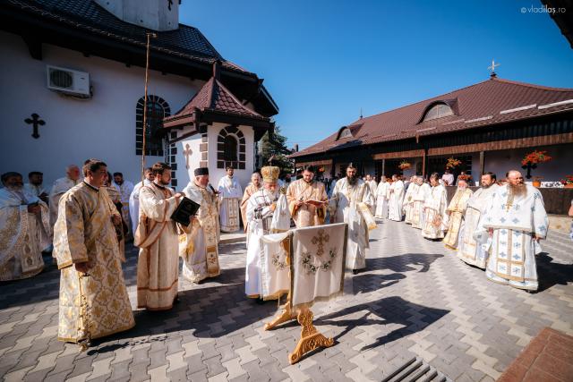 Resfinţire de biserică şi sfinţire de paraclis la Bucşoaia, Frasin
