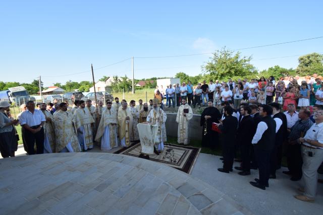 Biserica „Duminica Tuturor Sfinților” din satul Stânca, sfințită de IPS Mitropolit Teofan (GALERIE FOTO)