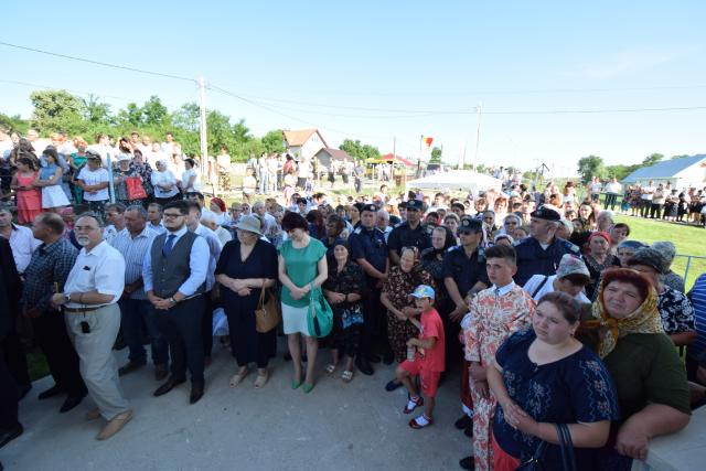 Biserica „Duminica Tuturor Sfinților” din satul Stânca, sfințită de IPS Mitropolit Teofan (GALERIE FOTO)