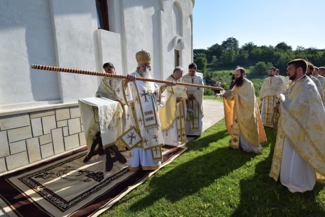 Biserica „Duminica Tuturor Sfinților” din satul Stânca, sfințită de IPS Mitropolit Teofan (GALERIE FOTO)