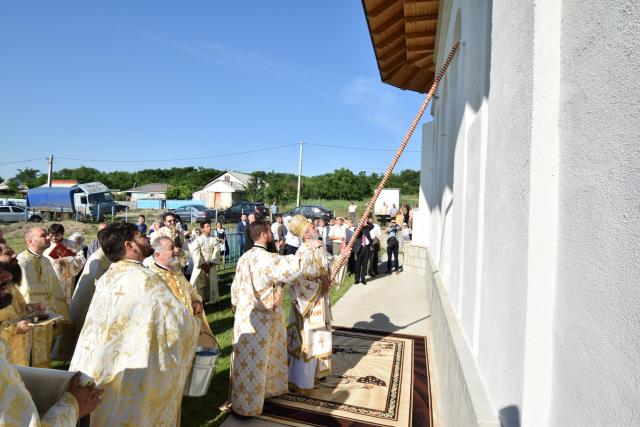 Biserica „Duminica Tuturor Sfinților” din satul Stânca, sfințită de IPS Mitropolit Teofan (GALERIE FOTO)