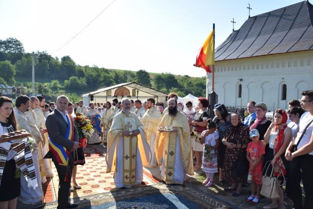Biserica „Duminica Tuturor Sfinților” din satul Stânca, sfințită de IPS Mitropolit Teofan (GALERIE FOTO)
