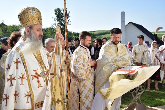 Biserica „Duminica Tuturor Sfinților” din satul Stânca, sfințită de IPS Mitropolit Teofan (GALERIE FOTO)