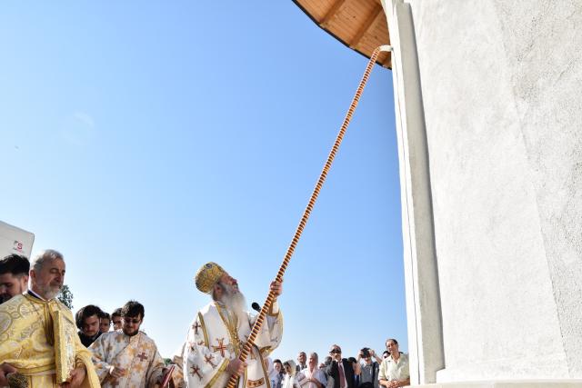 Biserica „Duminica Tuturor Sfinților” din satul Stânca, sfințită de IPS Mitropolit Teofan (GALERIE FOTO)