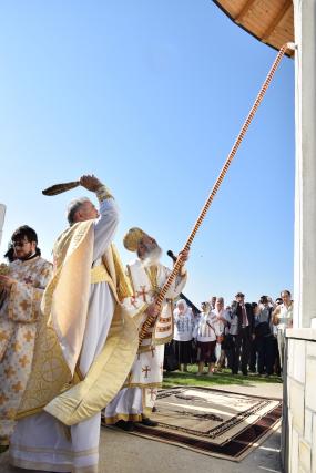 Biserica „Duminica Tuturor Sfinților” din satul Stânca, sfințită de IPS Mitropolit Teofan (GALERIE FOTO)