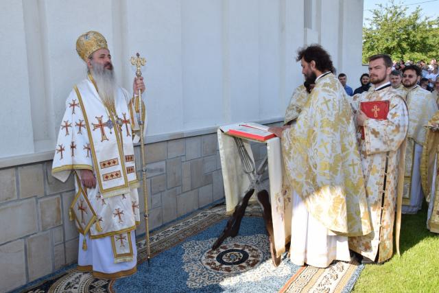 Biserica „Duminica Tuturor Sfinților” din satul Stânca, sfințită de IPS Mitropolit Teofan (GALERIE FOTO)