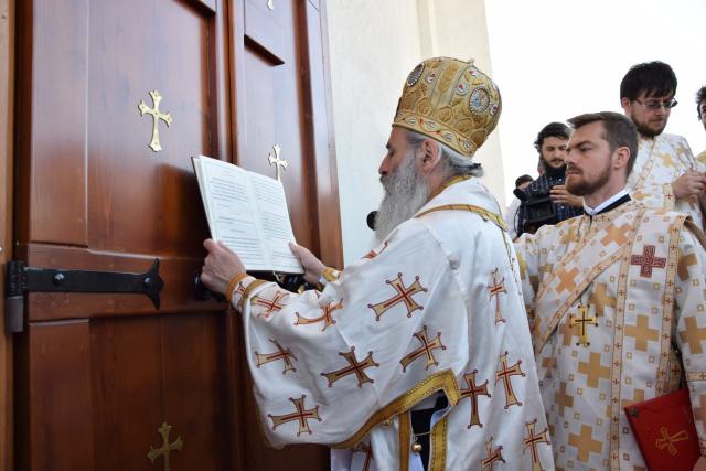 Biserica „Duminica Tuturor Sfinților” din satul Stânca, sfințită de IPS Mitropolit Teofan (GALERIE FOTO)