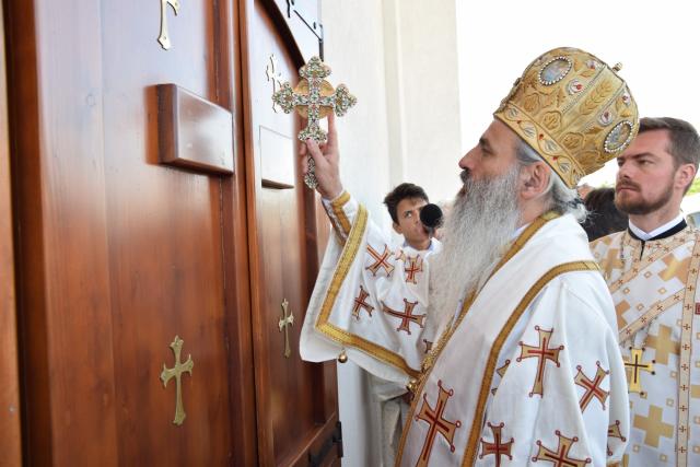 Biserica „Duminica Tuturor Sfinților” din satul Stânca, sfințită de IPS Mitropolit Teofan (GALERIE FOTO)