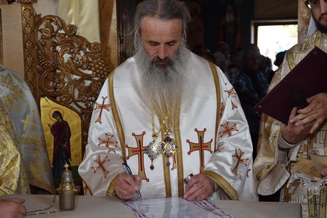 Biserica „Duminica Tuturor Sfinților” din satul Stânca, sfințită de IPS Mitropolit Teofan (GALERIE FOTO)