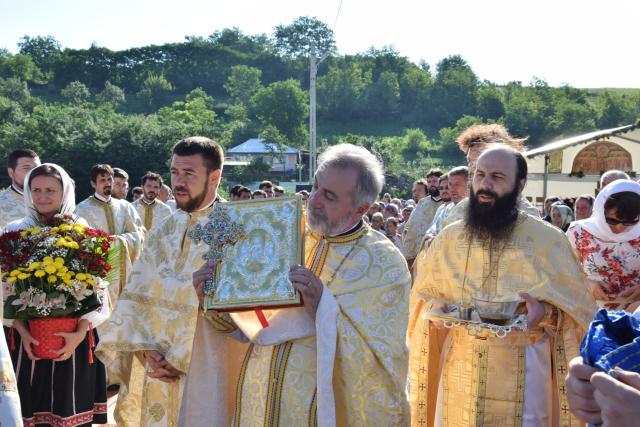 Biserica „Duminica Tuturor Sfinților” din satul Stânca, sfințită de IPS Mitropolit Teofan (GALERIE FOTO)