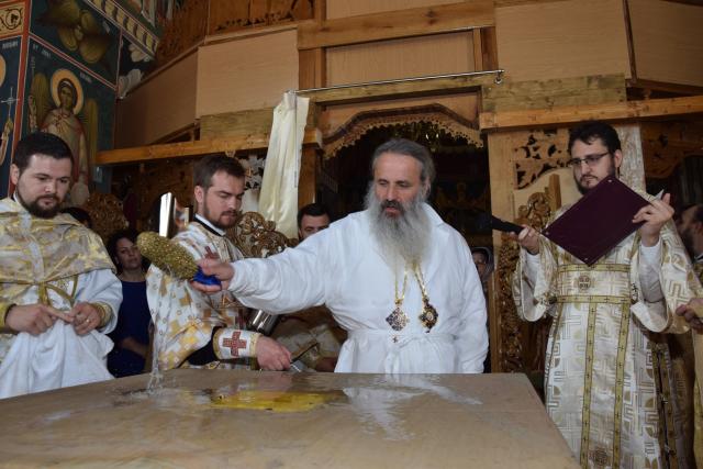 Biserica „Duminica Tuturor Sfinților” din satul Stânca, sfințită de IPS Mitropolit Teofan (GALERIE FOTO)