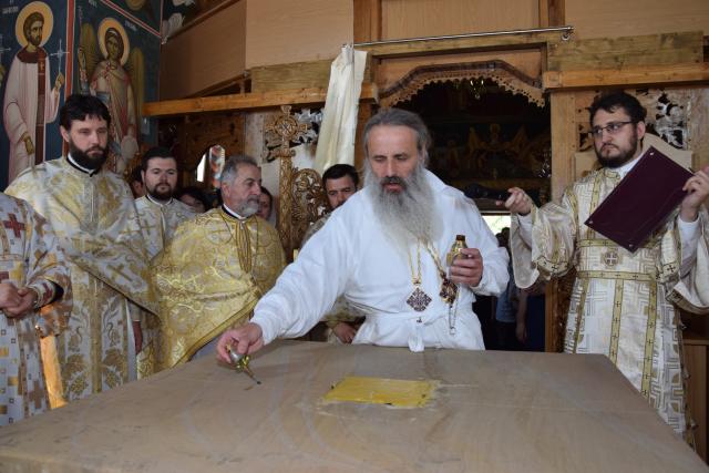 Biserica „Duminica Tuturor Sfinților” din satul Stânca, sfințită de IPS Mitropolit Teofan (GALERIE FOTO)