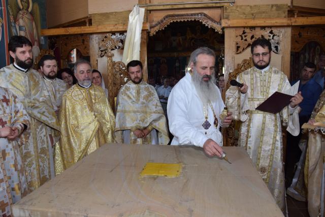 Biserica „Duminica Tuturor Sfinților” din satul Stânca, sfințită de IPS Mitropolit Teofan (GALERIE FOTO)