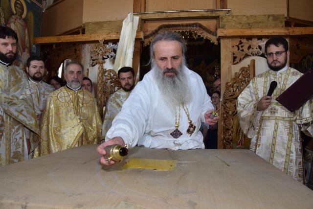 Biserica „Duminica Tuturor Sfinților” din satul Stânca, sfințită de IPS Mitropolit Teofan (GALERIE FOTO)