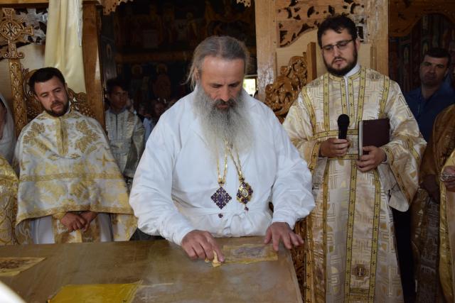 Biserica „Duminica Tuturor Sfinților” din satul Stânca, sfințită de IPS Mitropolit Teofan (GALERIE FOTO)