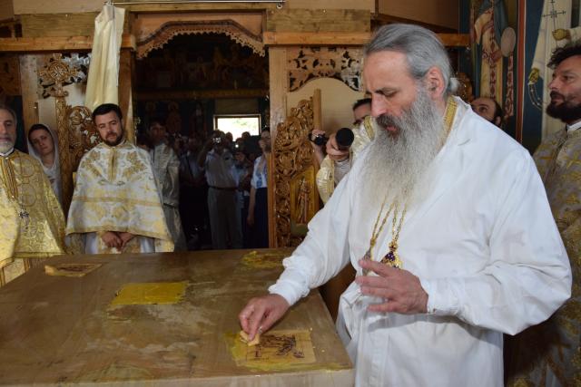Biserica „Duminica Tuturor Sfinților” din satul Stânca, sfințită de IPS Mitropolit Teofan (GALERIE FOTO)