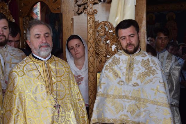 Biserica „Duminica Tuturor Sfinților” din satul Stânca, sfințită de IPS Mitropolit Teofan (GALERIE FOTO)