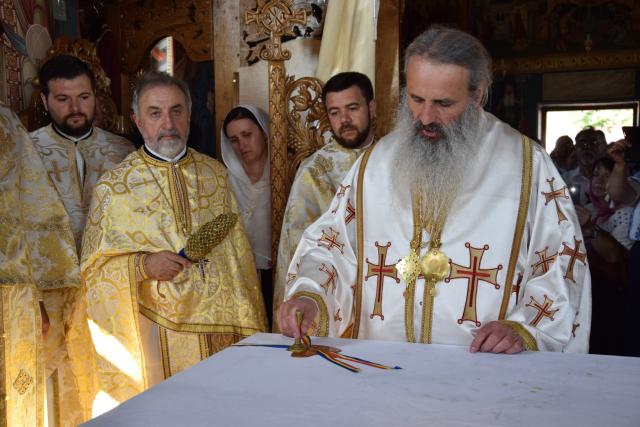Biserica „Duminica Tuturor Sfinților” din satul Stânca, sfințită de IPS Mitropolit Teofan (GALERIE FOTO)