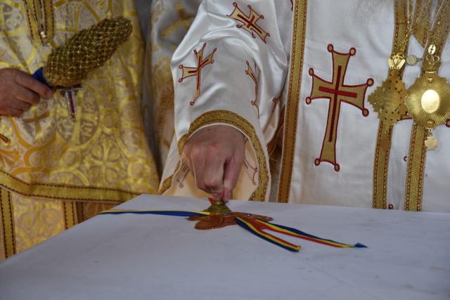 Biserica „Duminica Tuturor Sfinților” din satul Stânca, sfințită de IPS Mitropolit Teofan (GALERIE FOTO)