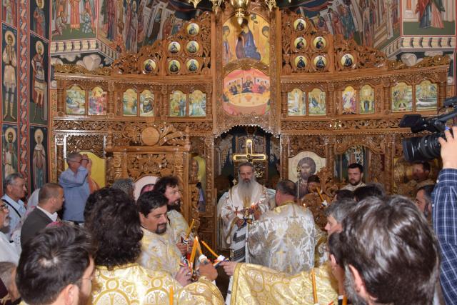 Biserica „Duminica Tuturor Sfinților” din satul Stânca, sfințită de IPS Mitropolit Teofan (GALERIE FOTO)