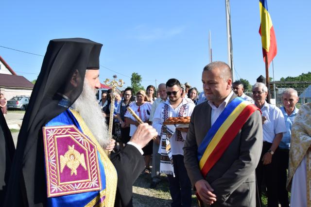 Biserica „Duminica Tuturor Sfinților” din satul Stânca, sfințită de IPS Mitropolit Teofan (GALERIE FOTO)