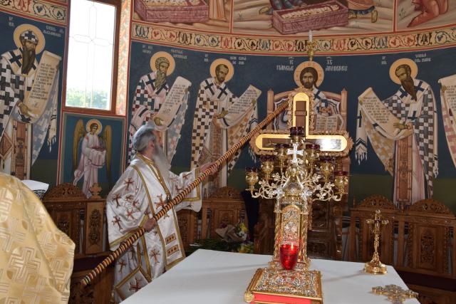 Biserica „Duminica Tuturor Sfinților” din satul Stânca, sfințită de IPS Mitropolit Teofan (GALERIE FOTO)