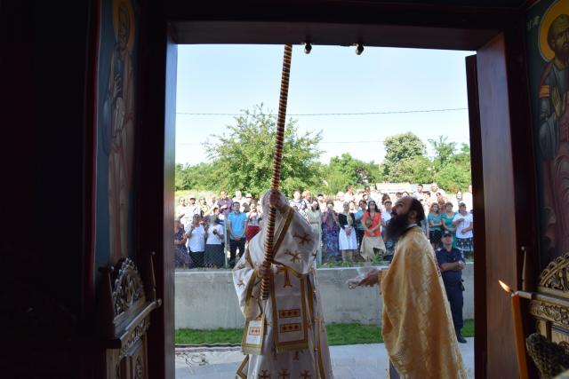 Biserica „Duminica Tuturor Sfinților” din satul Stânca, sfințită de IPS Mitropolit Teofan (GALERIE FOTO)