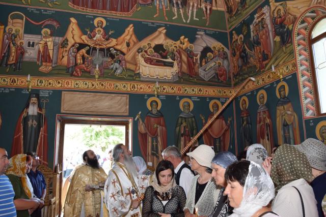 Biserica „Duminica Tuturor Sfinților” din satul Stânca, sfințită de IPS Mitropolit Teofan (GALERIE FOTO)