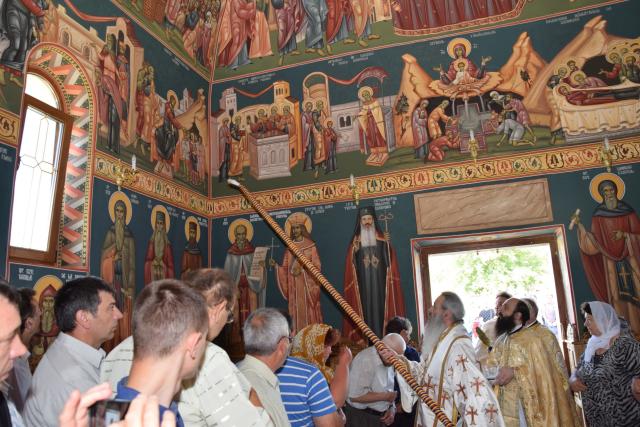 Biserica „Duminica Tuturor Sfinților” din satul Stânca, sfințită de IPS Mitropolit Teofan (GALERIE FOTO)