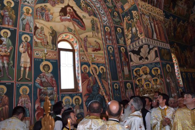 Biserica „Duminica Tuturor Sfinților” din satul Stânca, sfințită de IPS Mitropolit Teofan (GALERIE FOTO)