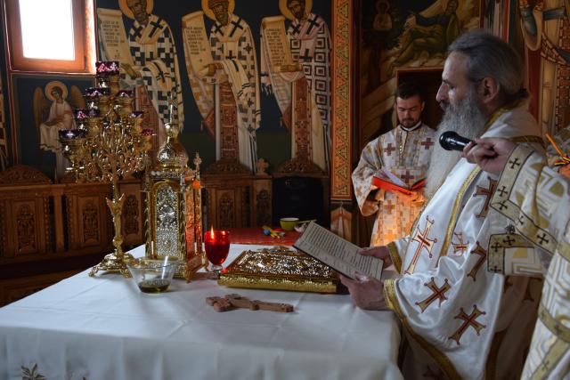 Biserica „Duminica Tuturor Sfinților” din satul Stânca, sfințită de IPS Mitropolit Teofan (GALERIE FOTO)
