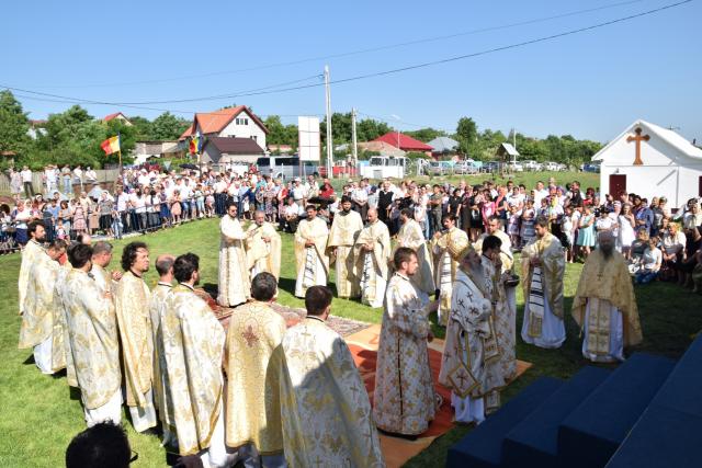 Biserica „Duminica Tuturor Sfinților” din satul Stânca, sfințită de IPS Mitropolit Teofan (GALERIE FOTO)