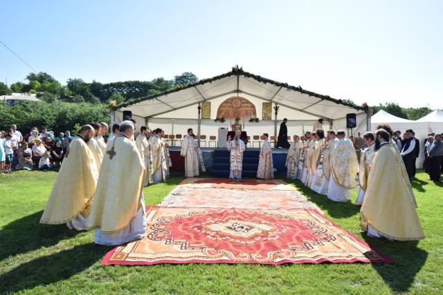 Biserica „Duminica Tuturor Sfinților” din satul Stânca, sfințită de IPS Mitropolit Teofan (GALERIE FOTO)