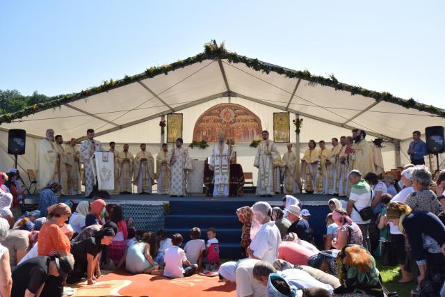 Biserica „Duminica Tuturor Sfinților” din satul Stânca, sfințită de IPS Mitropolit Teofan (GALERIE FOTO)