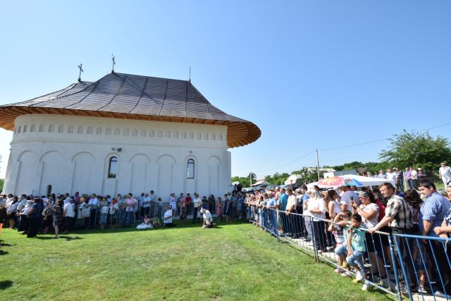 Biserica „Duminica Tuturor Sfinților” din satul Stânca, sfințită de IPS Mitropolit Teofan (GALERIE FOTO)