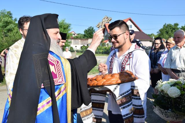Biserica „Duminica Tuturor Sfinților” din satul Stânca, sfințită de IPS Mitropolit Teofan (GALERIE FOTO)