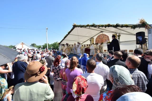 Biserica „Duminica Tuturor Sfinților” din satul Stânca, sfințită de IPS Mitropolit Teofan (GALERIE FOTO)