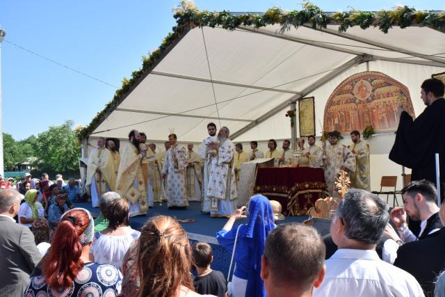Biserica „Duminica Tuturor Sfinților” din satul Stânca, sfințită de IPS Mitropolit Teofan (GALERIE FOTO)