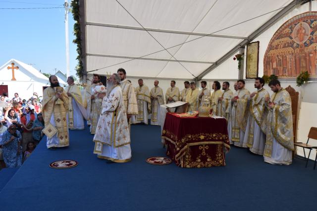Biserica „Duminica Tuturor Sfinților” din satul Stânca, sfințită de IPS Mitropolit Teofan (GALERIE FOTO)