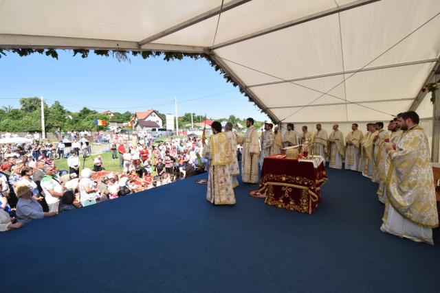 Biserica „Duminica Tuturor Sfinților” din satul Stânca, sfințită de IPS Mitropolit Teofan (GALERIE FOTO)