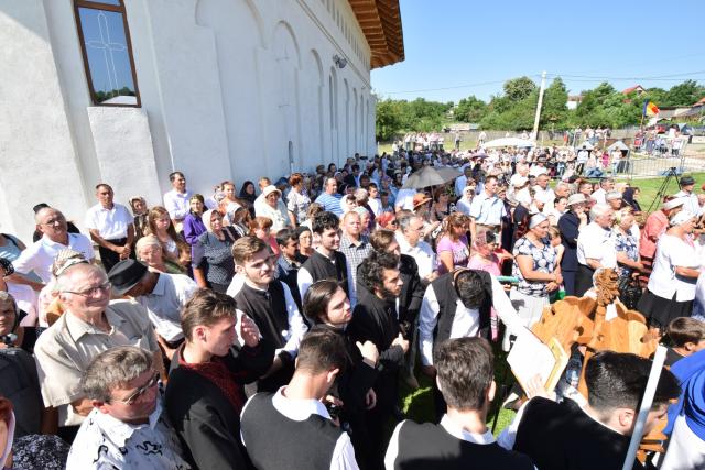 Biserica „Duminica Tuturor Sfinților” din satul Stânca, sfințită de IPS Mitropolit Teofan (GALERIE FOTO)