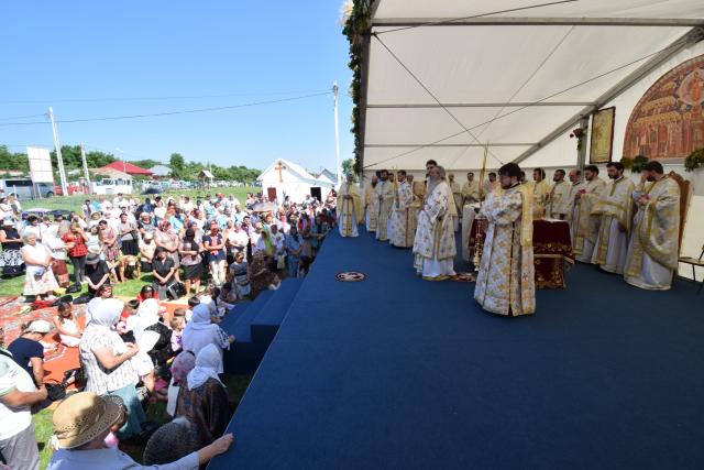 Biserica „Duminica Tuturor Sfinților” din satul Stânca, sfințită de IPS Mitropolit Teofan (GALERIE FOTO)