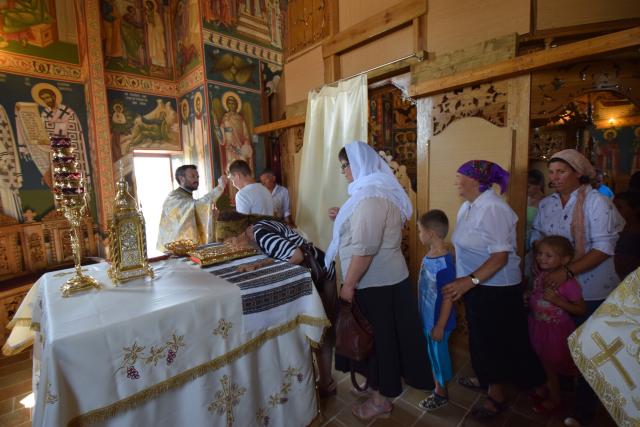 Biserica „Duminica Tuturor Sfinților” din satul Stânca, sfințită de IPS Mitropolit Teofan (GALERIE FOTO)