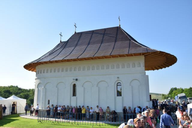 Biserica „Duminica Tuturor Sfinților” din satul Stânca, sfințită de IPS Mitropolit Teofan (GALERIE FOTO)