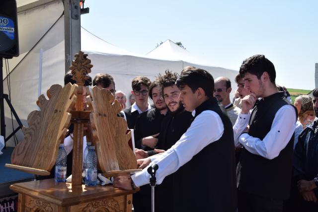 Biserica „Duminica Tuturor Sfinților” din satul Stânca, sfințită de IPS Mitropolit Teofan (GALERIE FOTO)