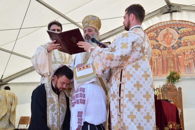 Biserica „Duminica Tuturor Sfinților” din satul Stânca, sfințită de IPS Mitropolit Teofan (GALERIE FOTO)