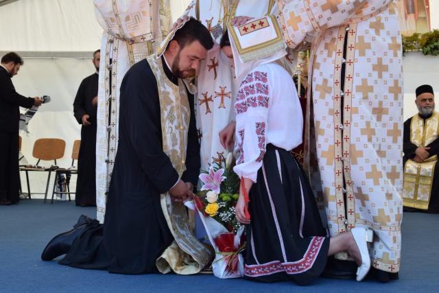 Biserica „Duminica Tuturor Sfinților” din satul Stânca, sfințită de IPS Mitropolit Teofan (GALERIE FOTO)