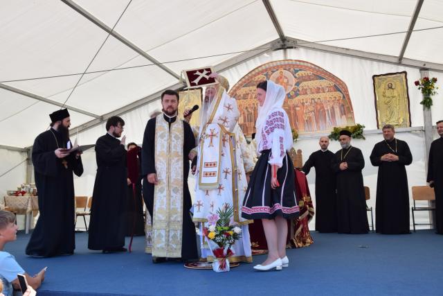 Biserica „Duminica Tuturor Sfinților” din satul Stânca, sfințită de IPS Mitropolit Teofan (GALERIE FOTO)