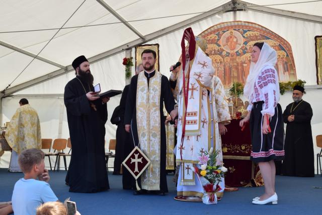 Biserica „Duminica Tuturor Sfinților” din satul Stânca, sfințită de IPS Mitropolit Teofan (GALERIE FOTO)